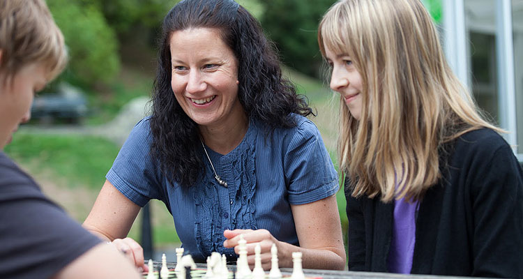 Woman-girl-chess